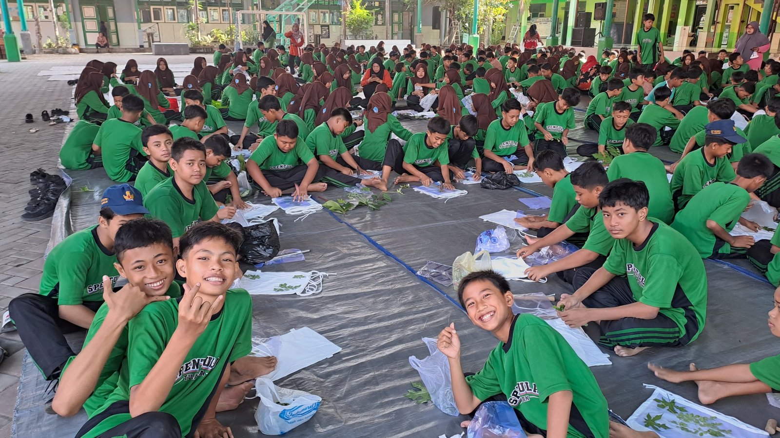 Kreativitas Siswa Kelas 7 dalam Pembuatan Ecoprint Tas Punggung dengan Teknik Pounding